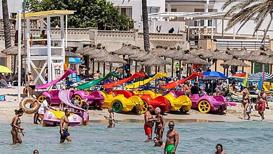 Turistas disfrutan en una playa del municipio mallorquín de Calvià.