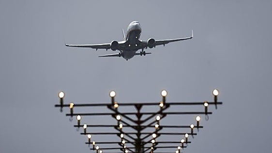 Ryanair prevé dos millones menos de pasajeros por la crisis del petróleo y avisa de subidas en los billetes