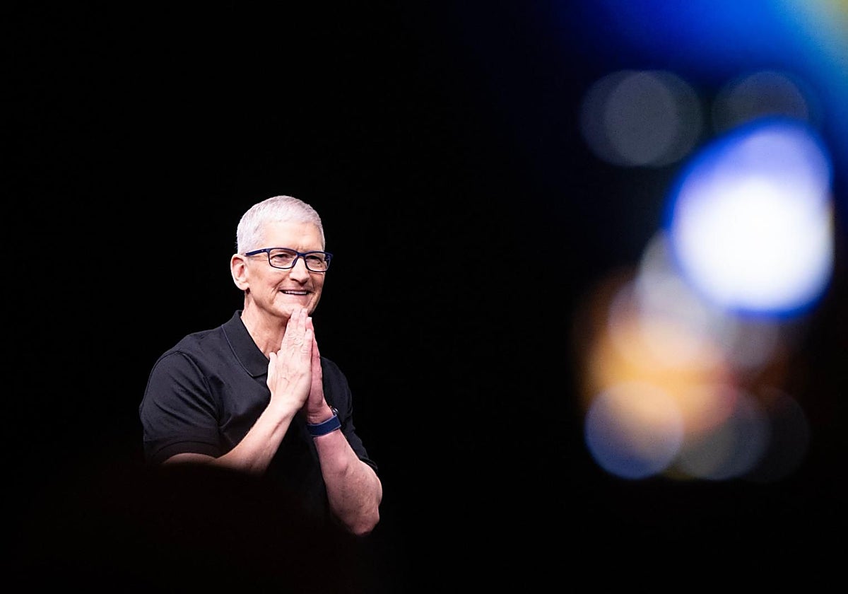 Apple mantiene a Tim Cook en la cúpula directiva con un salario de 40 millones de euros