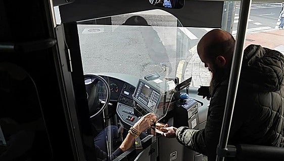 Un conductor de autobús con trastorno bipolar vence a la Seguridad Social y consigue una incapacidad permanente absoluta de 2.522,69 euros al mes