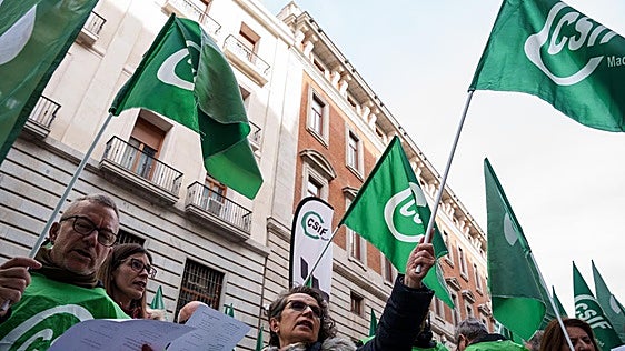 Los funcionarios piden al Constitucional tumbar el recorte de las pagas extra de 2010 que cifran en 48.000 millones