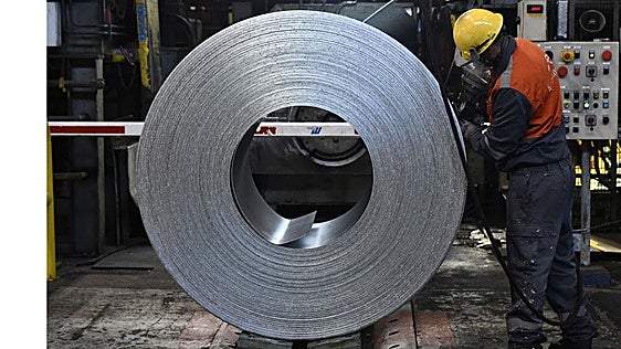 La siderurgia comienza a paralizar la producción en las horas más caras por la subida de la energía