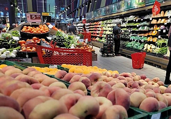 Sección de frutas y verduras en un supermercado.