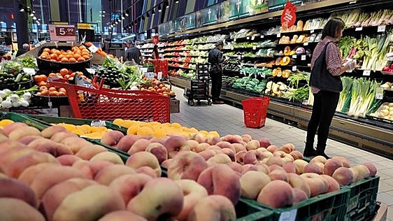 La guerra de precios de los supermercados amplía el ahorro en la cesta de la compra a más de 1.300 euros al año