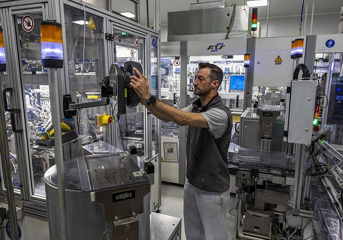 Un trabajador en una fábrica de electrodomésticos en Santander.