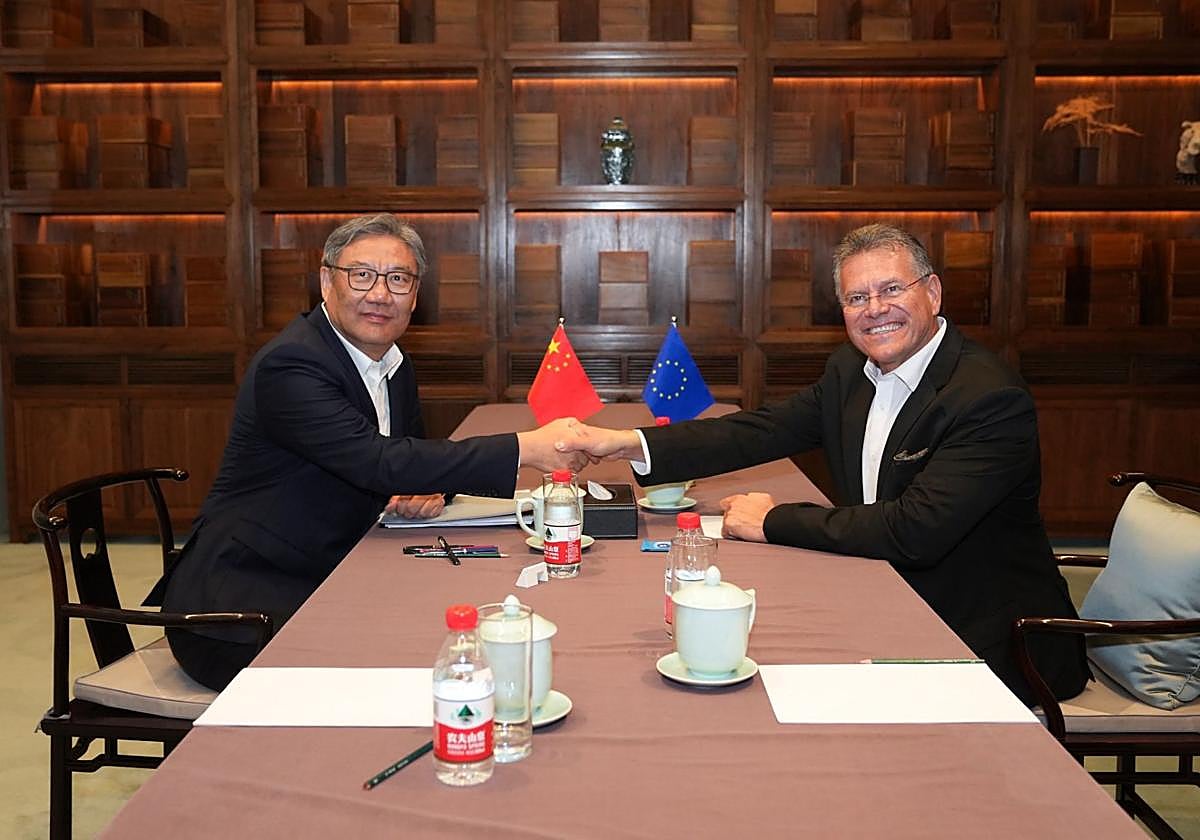 El comisario de Comercio de la UE, Maros Sefcovic, junto a su homólogo chino, Wang Wentao.