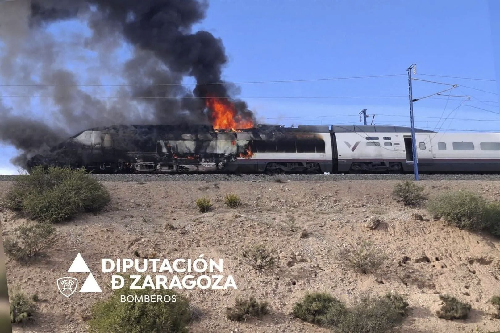 El incendio en la locomotora de un AVE en Ricla (Zaragoza) corta la línea Zaragoza-Madrid.