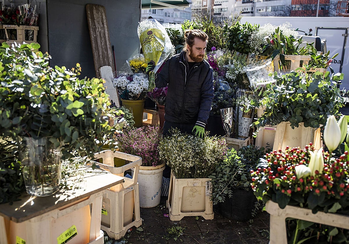 Un pequeño autónomo, al frente de su floristería.