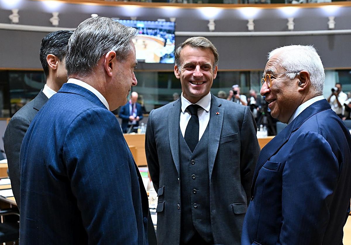 Los dirigentes de Países Bajos y Bélgica charlan con el presidente francés, Emmanuel Macron, y el presidente del Consejo Europeo, António Costa.