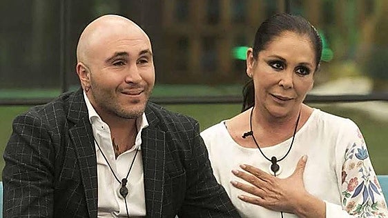 Kiko Rivera arropa a Isabel Pantoja después de suspender su concierto de Sevilla