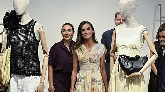 La reina Letizia reafirma su idilio con Adolfo Domínguez en el 50 aniversario de la firma