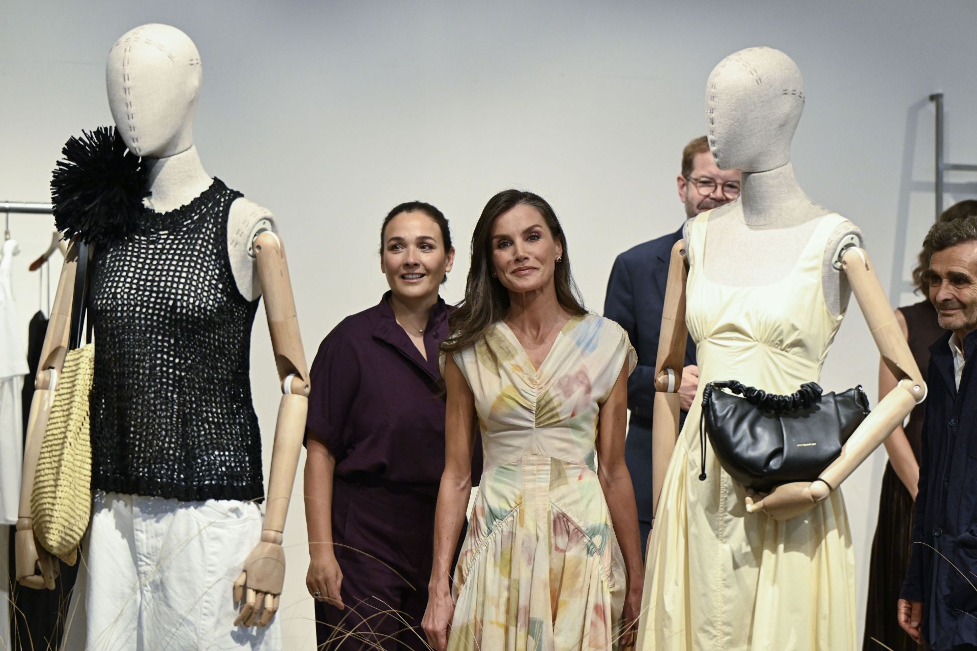 La reina Letizia visita las instalaciones de Adolfo Domínguez en Ourense por su 50º aniversario.