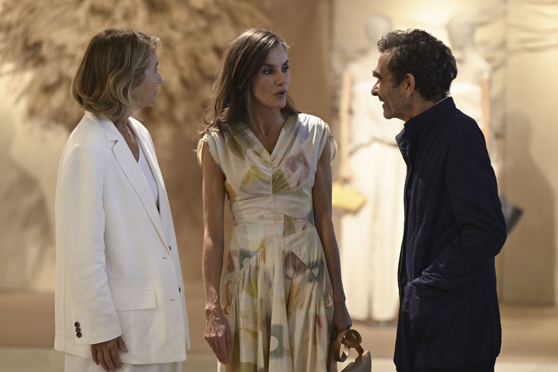 La reina Letizia conversa con el fundador y diseñador Adolfo Domínguez.