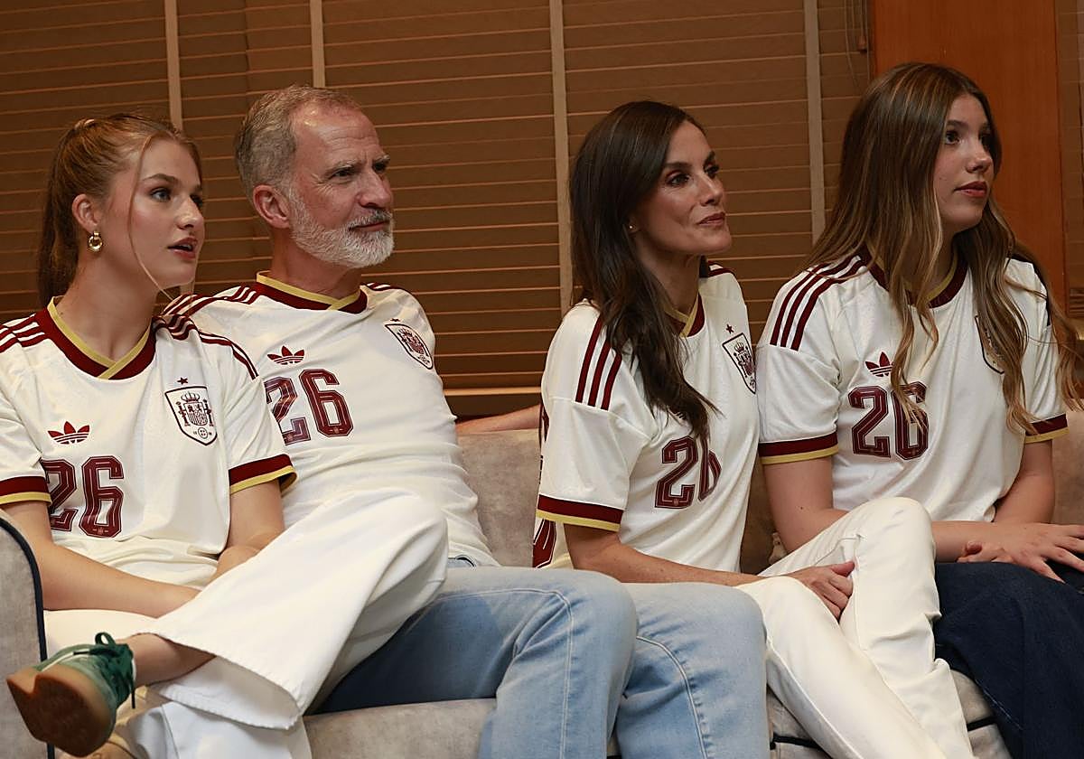 Los Reyes de España y sus hijas siguen por televisión uno de los partidos de La Roja en el Mundial de 2026