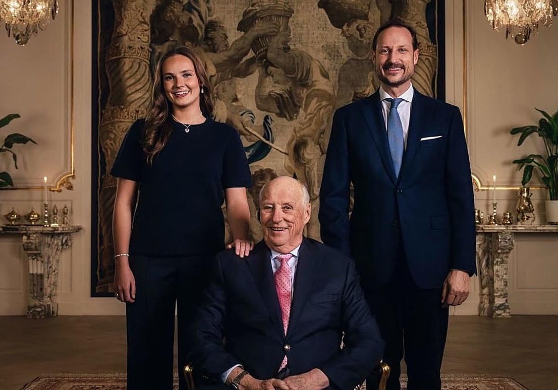 Nuevo retrato oficial del rey Harald V de Noruega junto al príncipe heredero Haakon y la princesa Ingrid Alexandra con motivo de su 89.º cumpleaños, en febrero de 2026