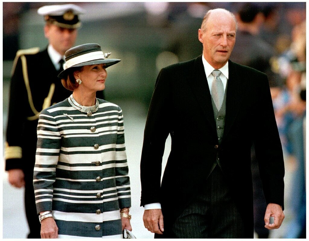 Los reyes de Noruega, Harald y Sonia, a su llegada a la catedral de Barcelona para asistir a la ceremonia nupcial de la infanta Cristina e Iñaki Urdangarin