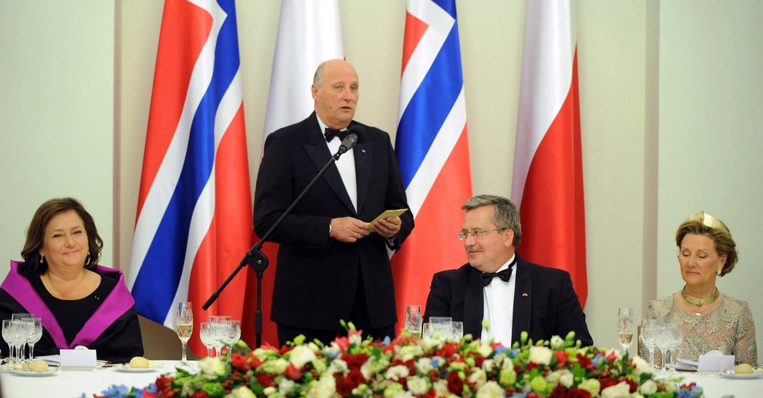 El rey Harald de Noruega (segundo a la izquierda), la reina Sonia (a la derecha), el presidente de Polonia, Bronisław Komorowski (segundo a la derecha), y su esposa Anna (a la derecha), durante una cena de gala oficiada en el palacio presidencial de Varsovia, Polonia, el miércoles 9 de mayo de 2012