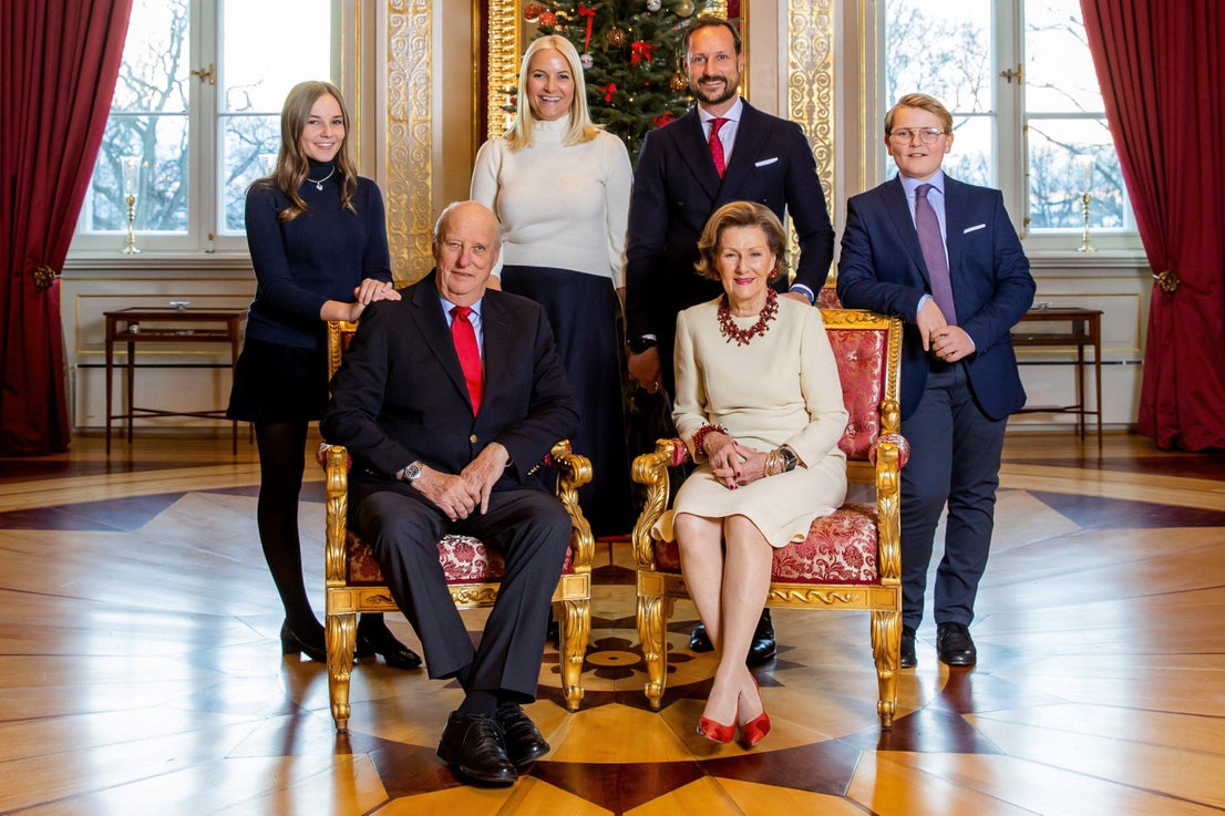De izquierda a derecha, la familia real de Noruega —la princesa Ingrid Alexandra, el rey Harald, la princesa Mette-Marit, el príncipe heredero Haakon, la reina Sonia y el príncipe Sverre Magnus— posa para la foto oficial de Navidad en el Palacio Real de Oslo, el 14 de diciembre de 2018