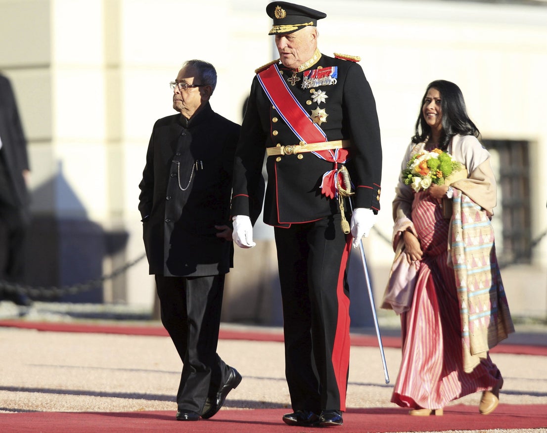El rey Harald V de Noruega (en el centro) acompaña al presidente de la India, Pranab Mukherjee (a la derecha), y a su hija, Sharmistha Mukherjee (a la derecha), durante la ceremonia de bienvenida en el Palacio Real de Oslo, el lunes 13 de octubre de 2014