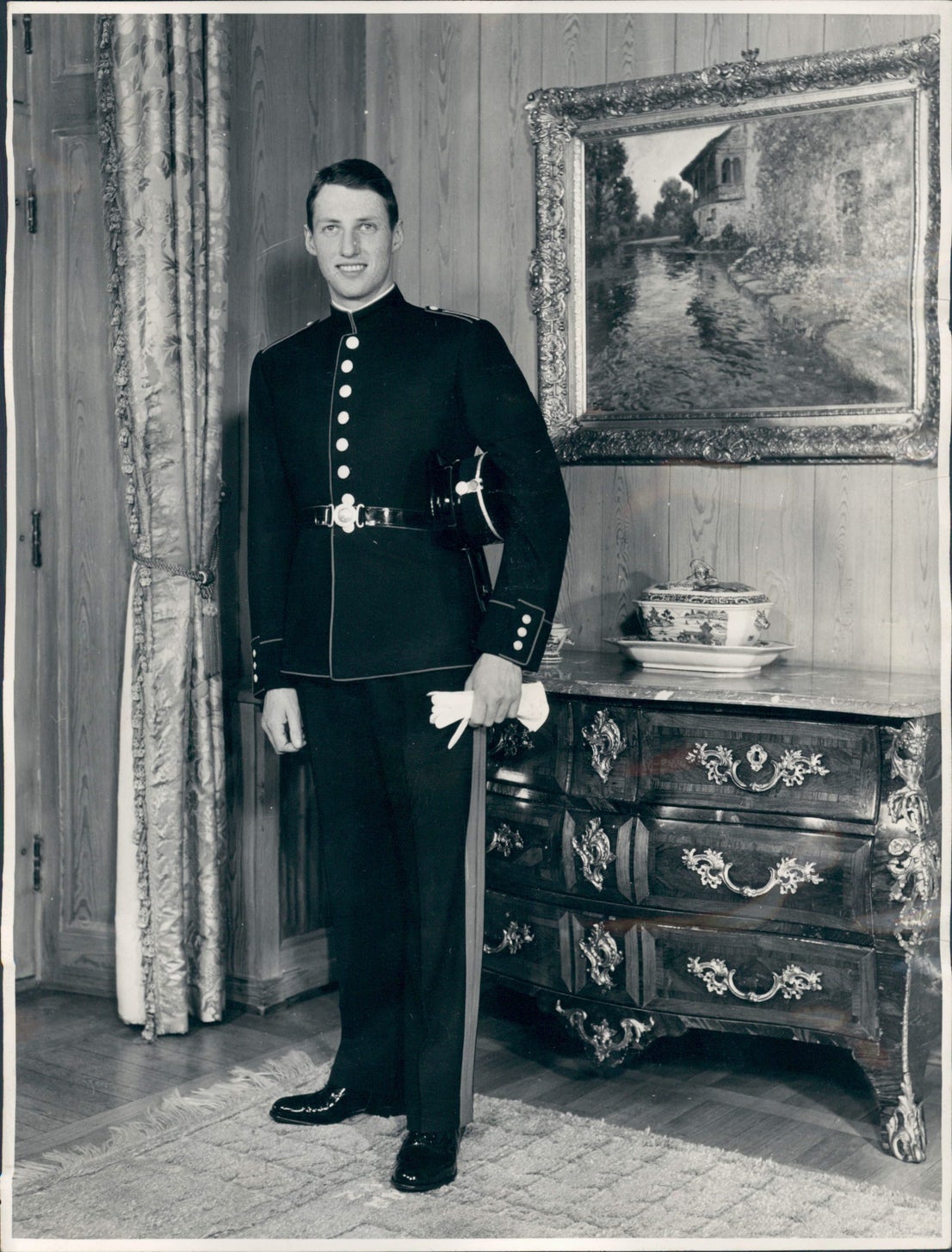 El príncipe Harald de Noruega con el uniforme de cadete de la Academia de la Guerra de Noruega
