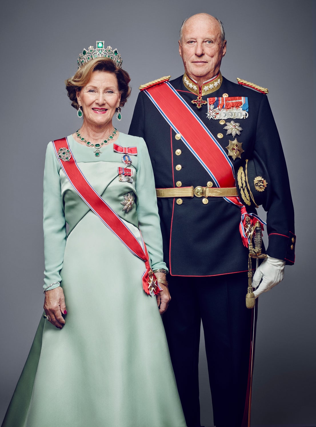 El rey Harald V y la reina Sonia de Noruega posan juntos el 18 de agosto de 2015