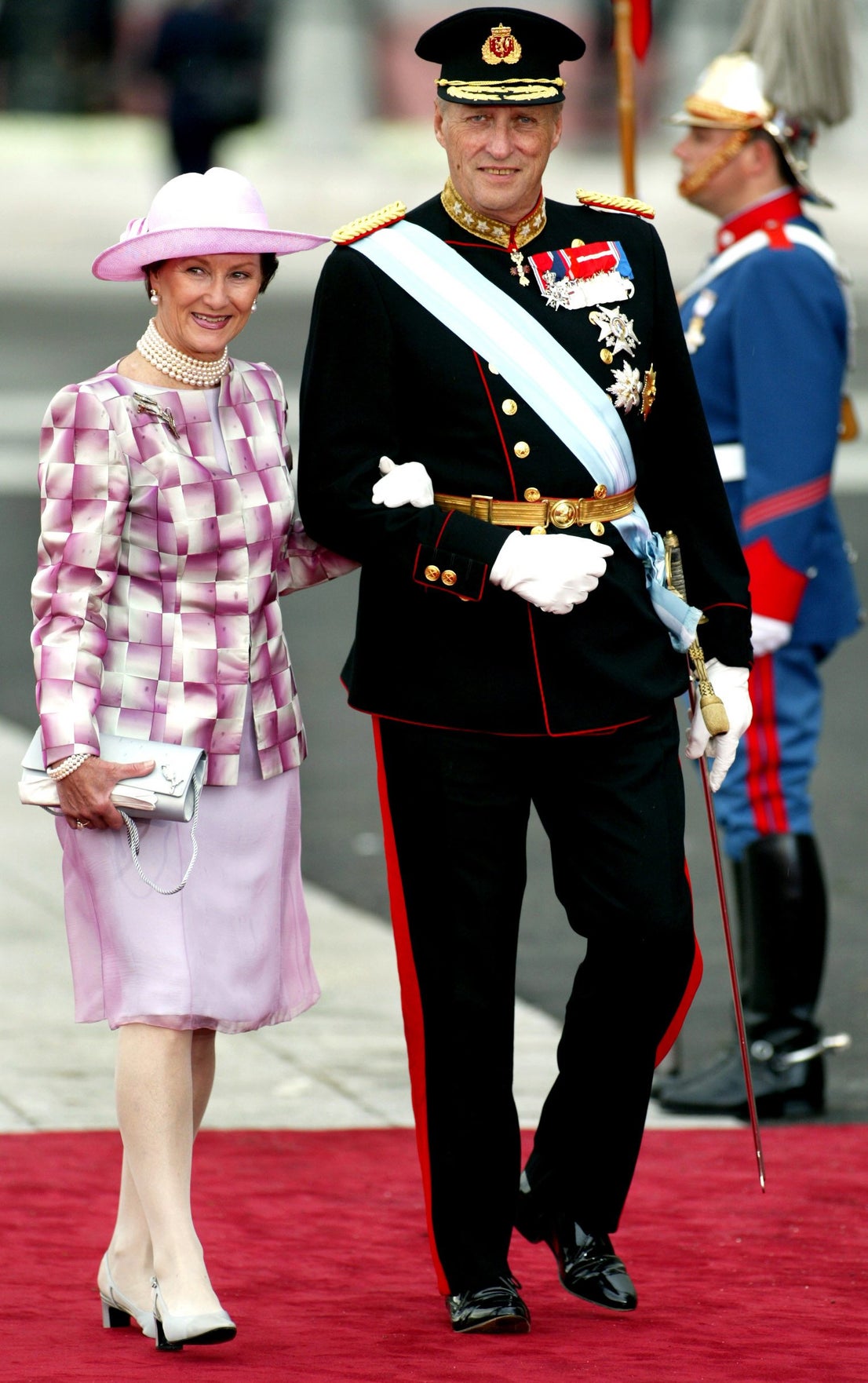 El rey Harald de Noruega y su esposa, la reina Sonia, llegan a la catedral de la Almudena para asistir a la boda del príncipe heredero de España, Felipe, y Letizia Ortiz, en Madrid, el 22 de mayo de 2004