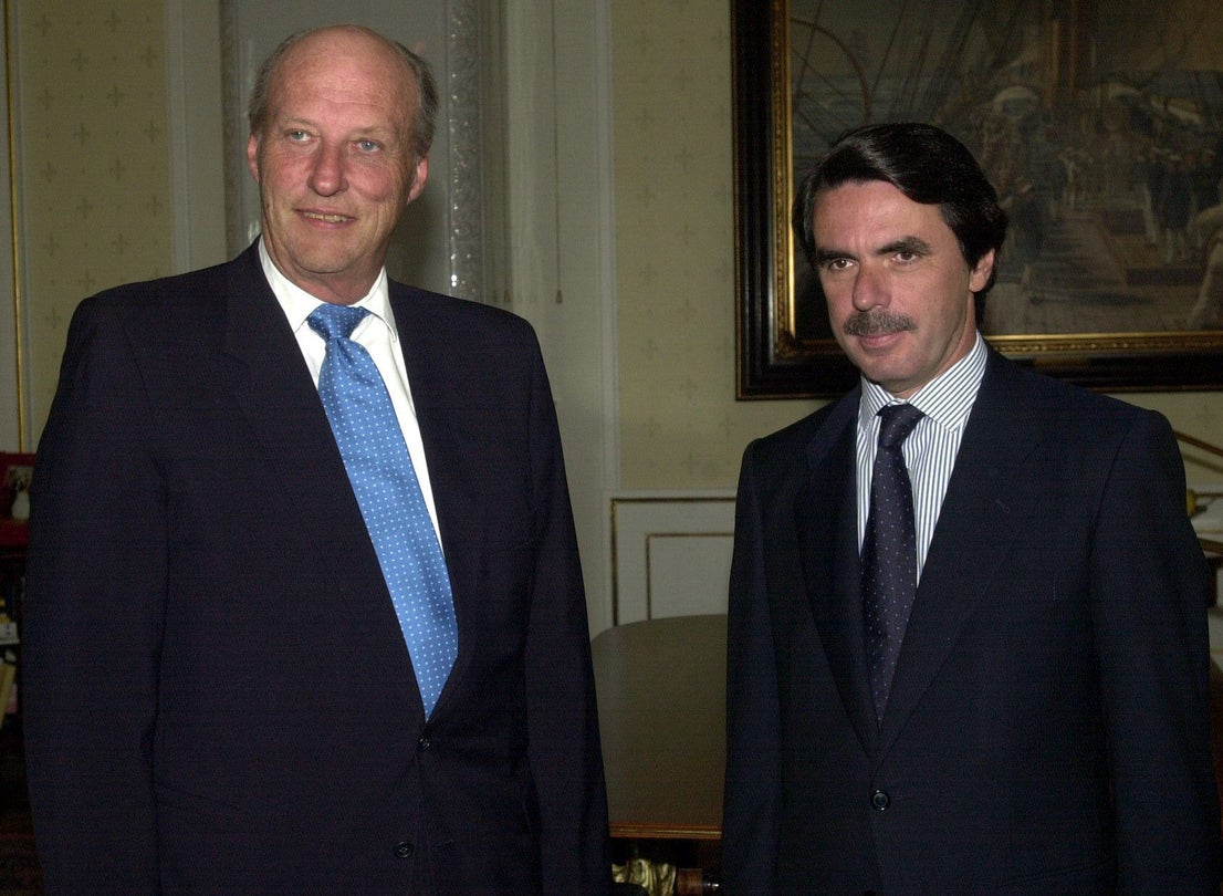 El entonces presidente del Gobierno español, José María Aznar, fue recibido hoy en audiencia por el rey Harald de Noruega durante una visita a este país en 2001