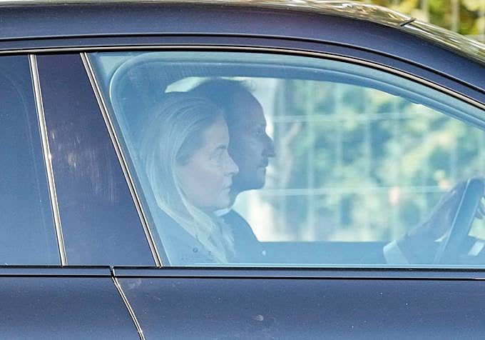 El príncipe heredero Haakon de Noruega y la princesa Mette-Marit, a su llegada este jueves al Rikshospitalet de Oslo
