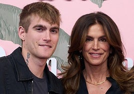 Presley Gerber, junto a su madre Cindy Crawford en 2024.