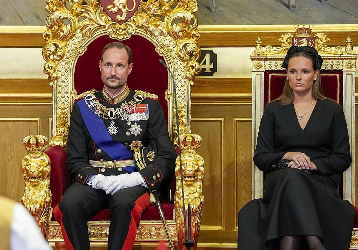 El rey Haakon de Noruega pronuncia el discurso del trono.