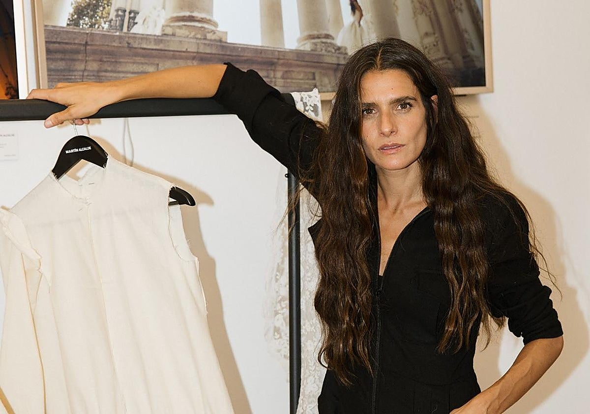 Inés Martín Alcalde posa en el backstage del desfile donde presentó su última colección en Madrid.