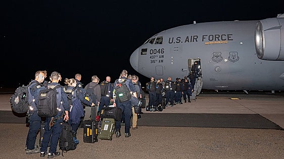 Estados Unidos despliega ya su músculo militar y financiero para auxiliar a Venezuela
