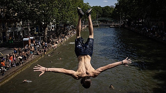 París habilita el canal de Saint-Martin para combatir las altas temperaturas: «El agua está sucia, pero hace mucho calor»