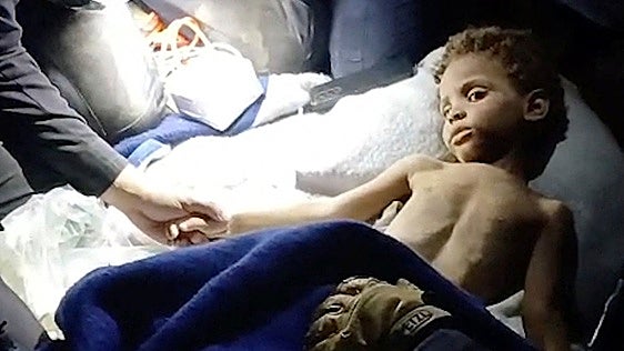 Hallan a un niño de 3 años con vida en La Guaira seis días después de los terremotos