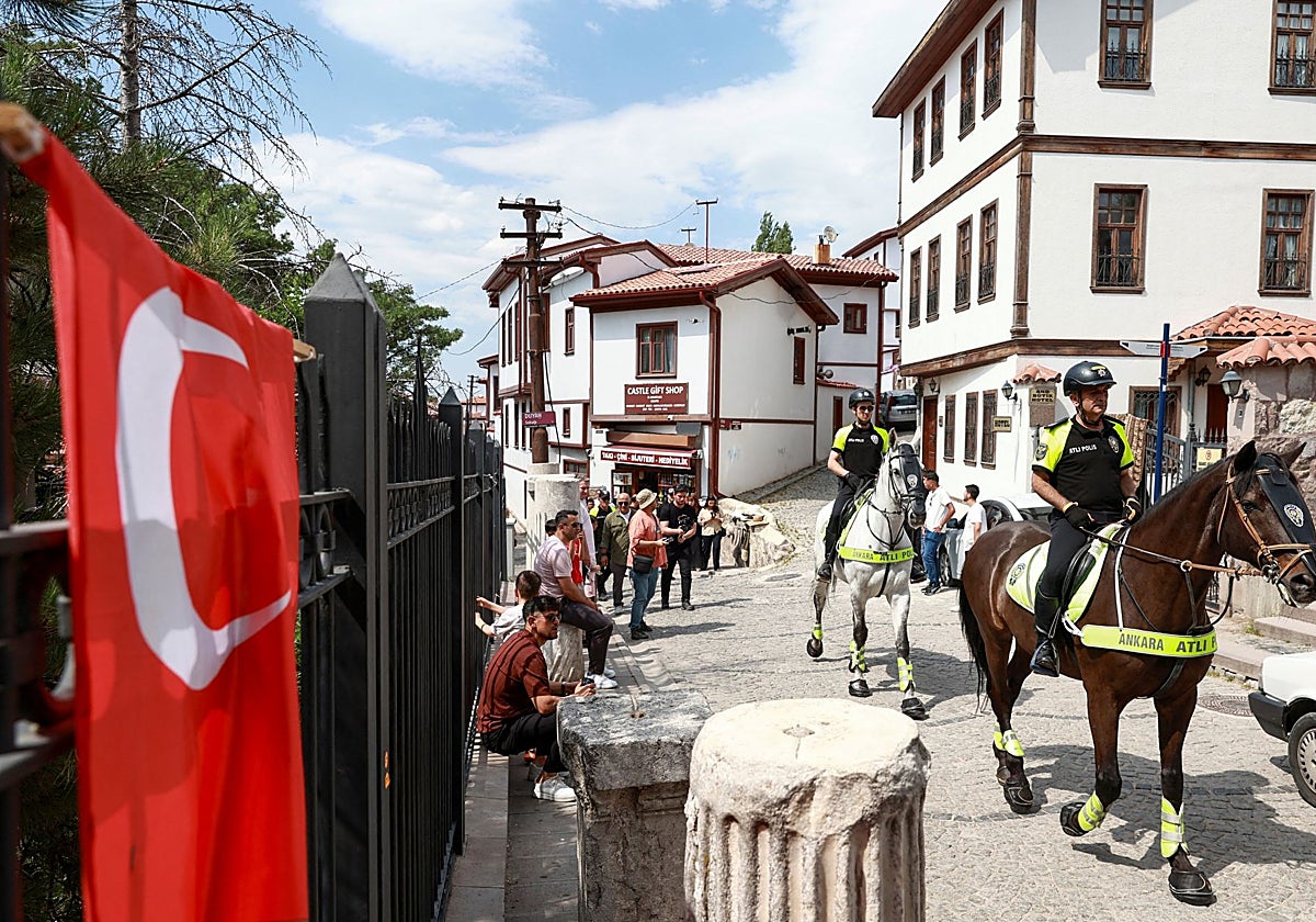 Agentes patrullan a caballo la parte histórica de Ankara antes de la cumbre de la OTAN.