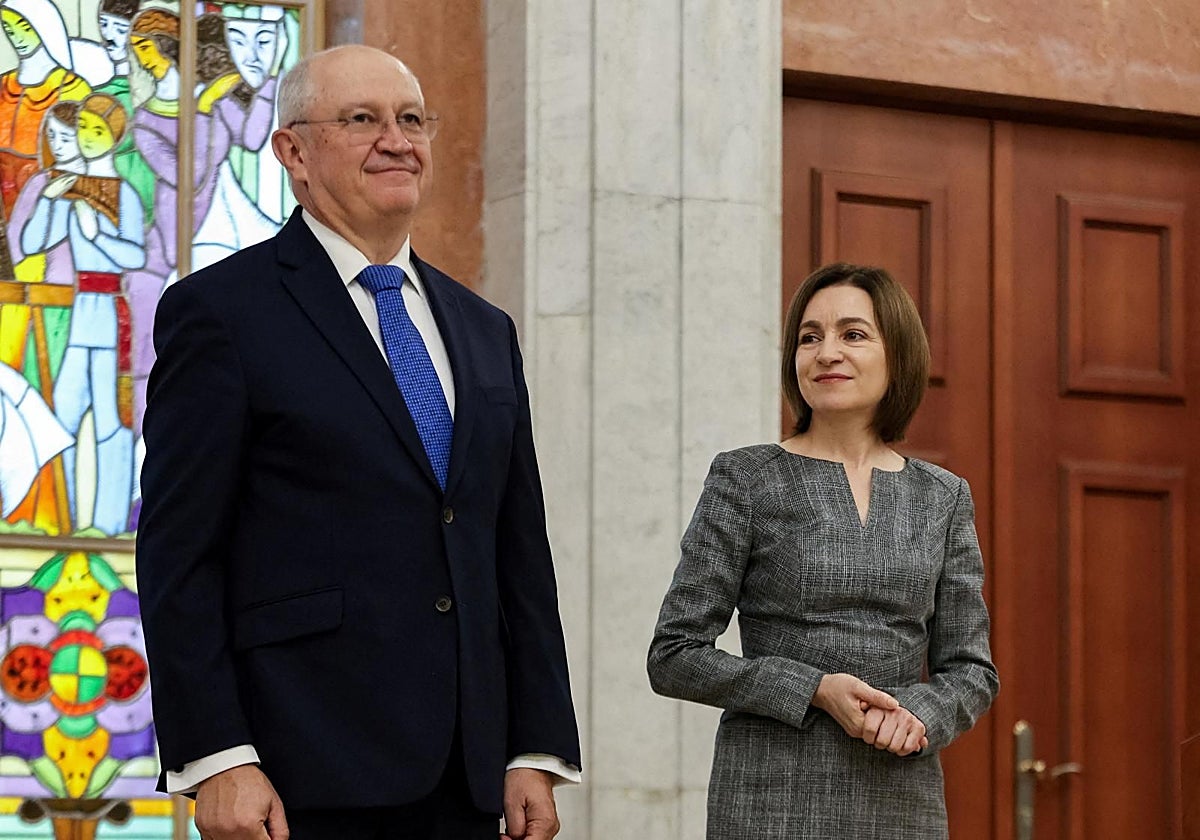 Alexandru Munteanu en la jura como nuevo primer ministro junto a la presidenta, Maia Sandu, en noviembre de 2025.