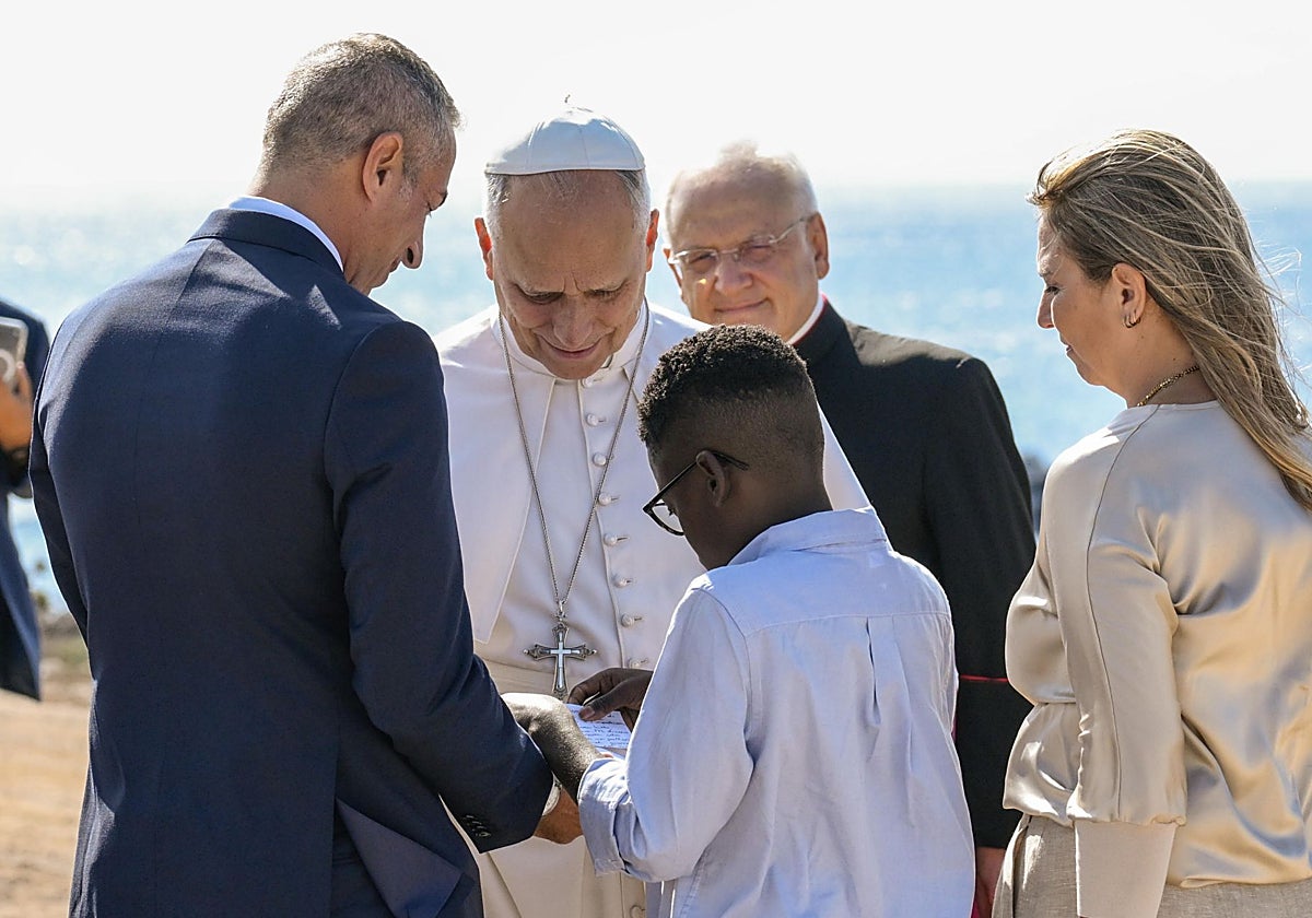 El Papa rinde homenaje en Lampedusa a los migrantes muertos en el Mediterráneo