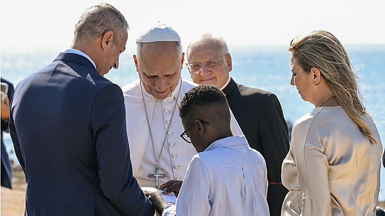 El Papa rinde homenaje en Lampedusa a los migrantes muertos en el Mediterráneo