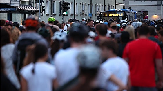 Un conductor musulmán detiene su autobús y se baja para rezar con los pasajeros dentro en Alemania