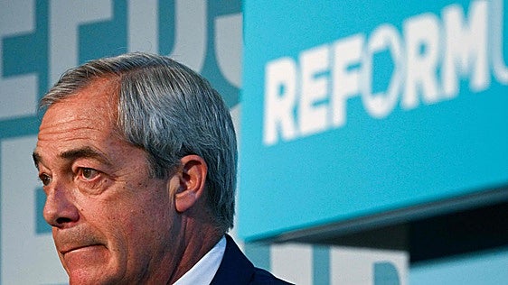 Nigel Farage dimite como diputado tras las acusaciones de irregularidades fiscales en su partido