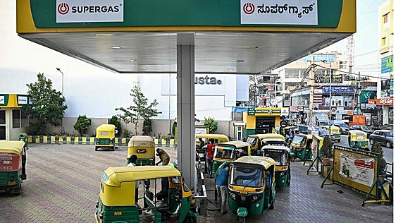 Nueva Delhi plantea el fin de los tuctucs y las motos de gasolina