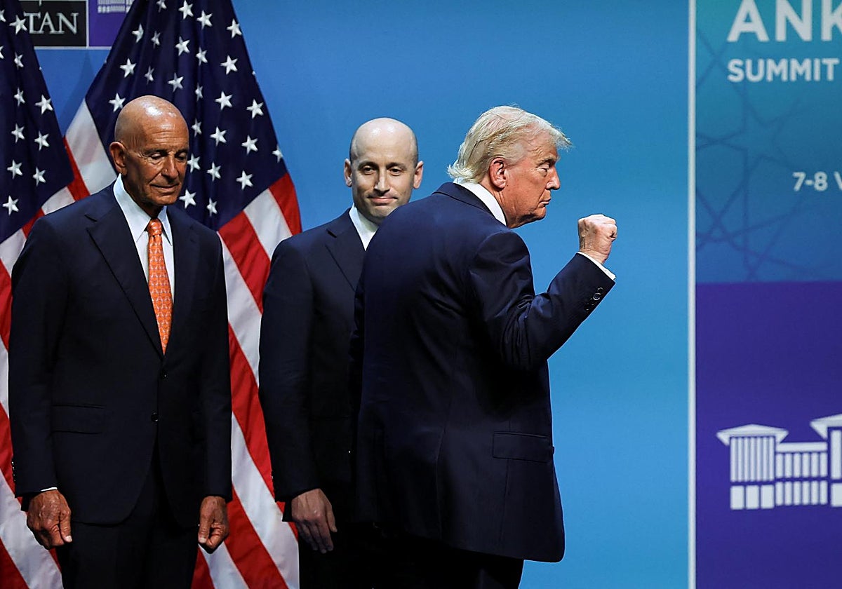 El presidente estadounidense Donald Trump hace un gesto al salir tras hablar con los medios en la cumbre de  la OTAN en Ankara.