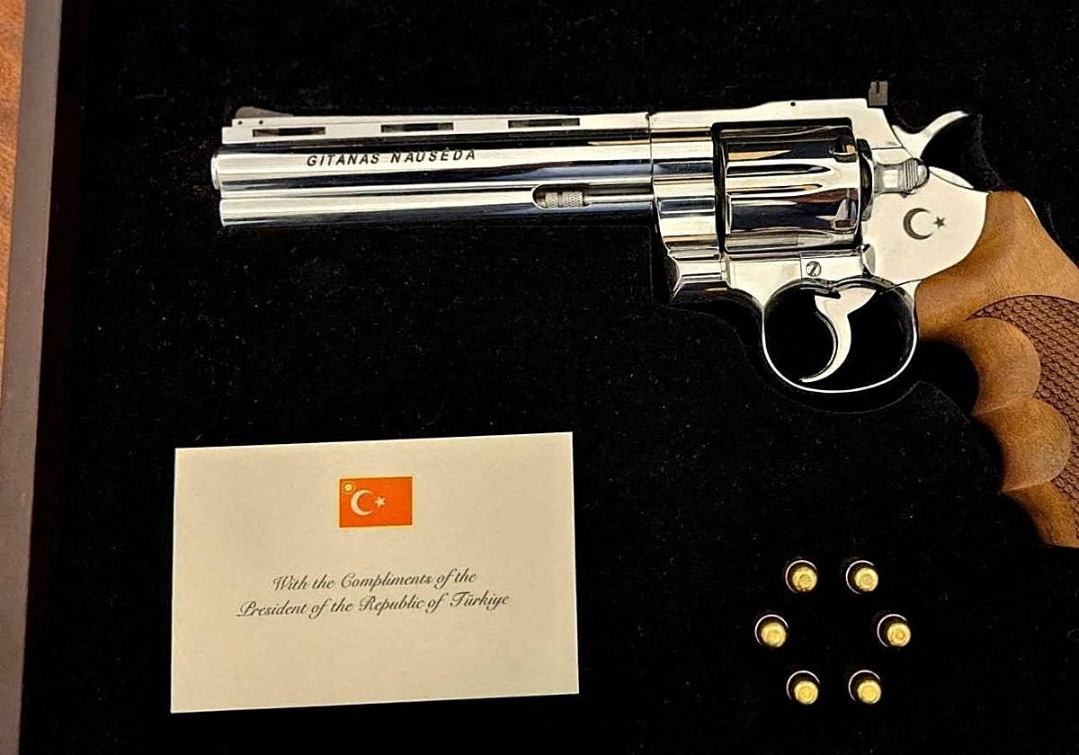 Un arma obsequiada por el presidente turco Recep Tayyip Erdogan al presidente lituano Gitanas Nauseda en la cumbre de la OTAN.