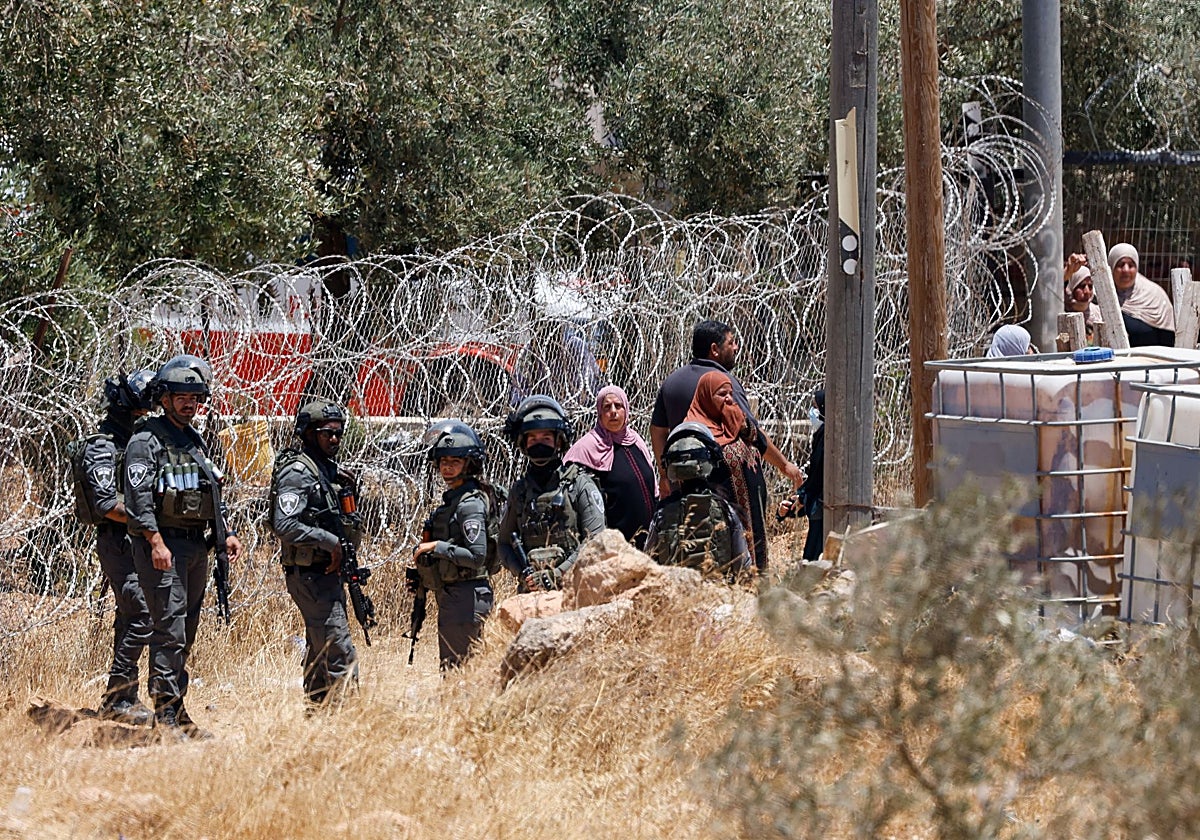 Miembros de la Policía fronteriza israelí participan en una incursión tras un ataque de colonos en Cisjordania.