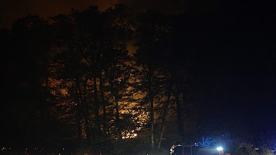 Un gran incendio se ceba en el bosque de Fontainebleau y los accesos a París