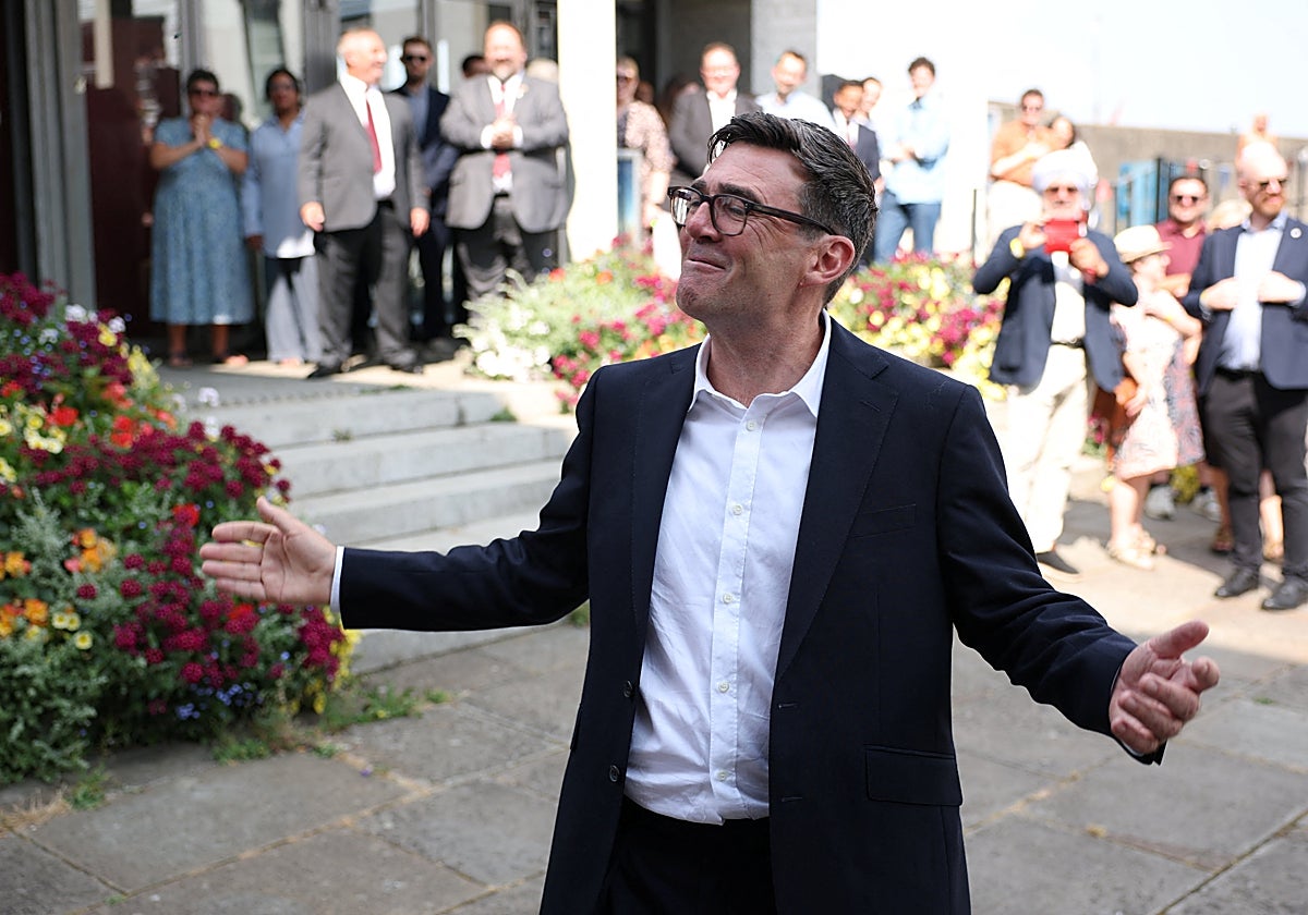 Burnham asume el liderazgo del laborismo británico «con un plan para batir a la nueva derecha»