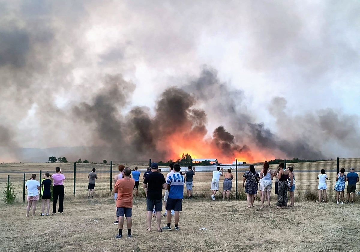 El fuego se extiende por el aeródromo de Castres-Mazamet, en el suroeste de Francia.