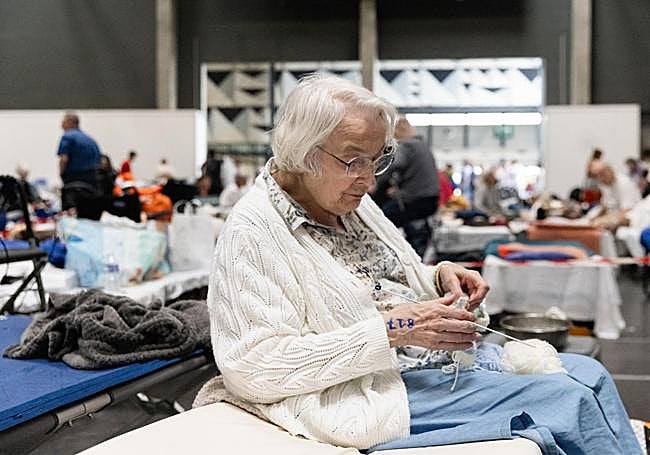 Una mujer teje en el centro de evacuados de Burdeos.