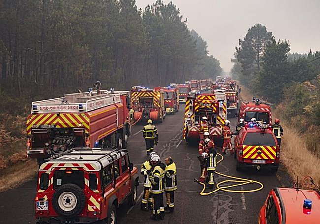 Docenas de bomberos en la zona entre Lacanau y Saint-Helene.