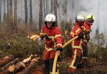 «Es como una batalla entre David y Goliat», asumen los bomberos franceses que luchan contra los incendios